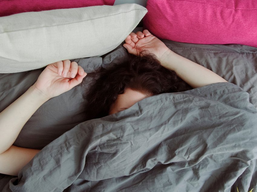 Si të qetësoni mendjen para gjumit në mënyrë që të flini lehtë
