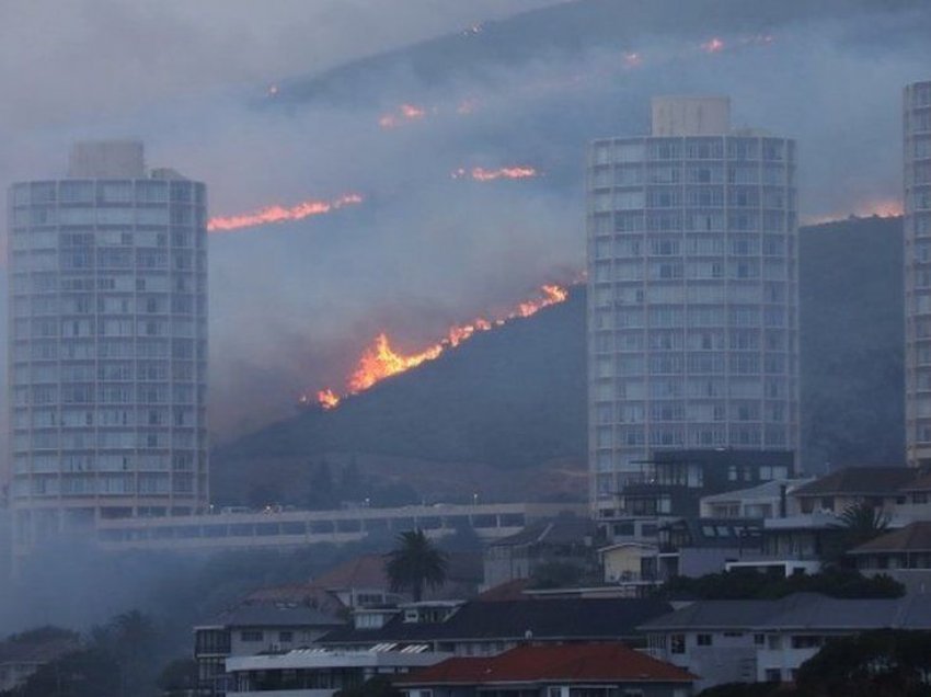 Zjarri në një qytet afrikan: Banorët evakuohen në periferi të qytetit