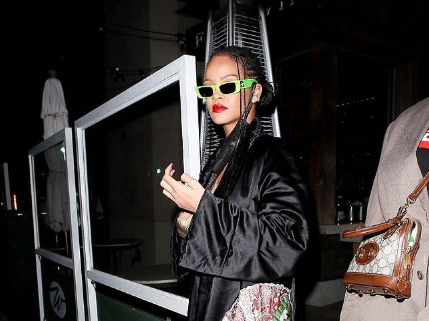 Del me bluzë transparente gjatë mbrëmjes me shoqëri, të gjithë sytë tek Rihanna