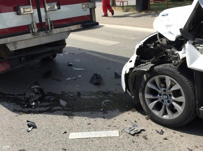 Aksident mes tri automjeteve në Sllatinë, ka të lënduar