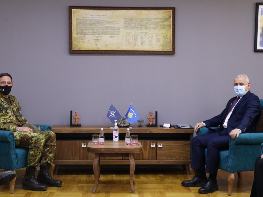 Ministri Sveçla priti në takim komandantin e KFOR-it, Franco Federici 