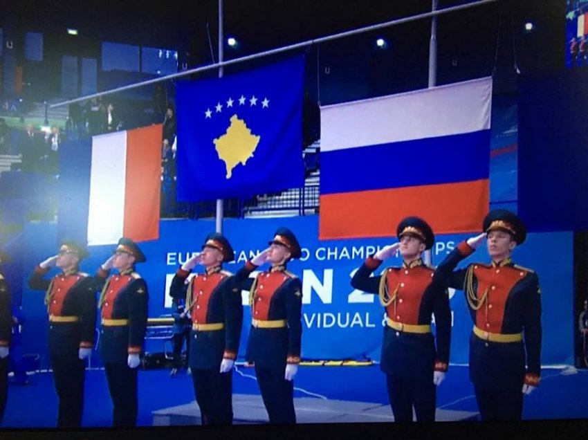 Kur Flamuri i Kosovës nderohet nga garda ruse, shkaktoi tërmet në Serbi