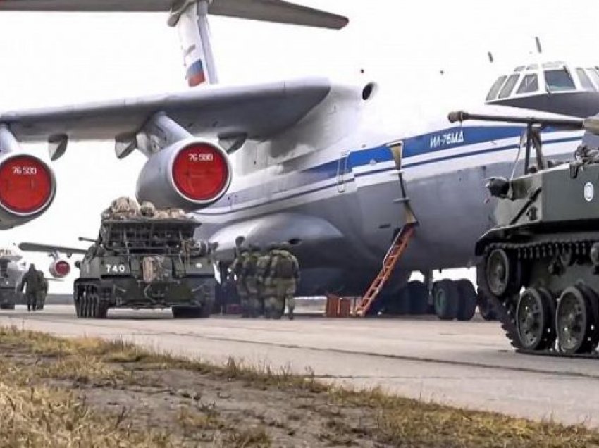 Rusia thotë se po tërheq ushtrinë pranë kufirit të Ukrainës