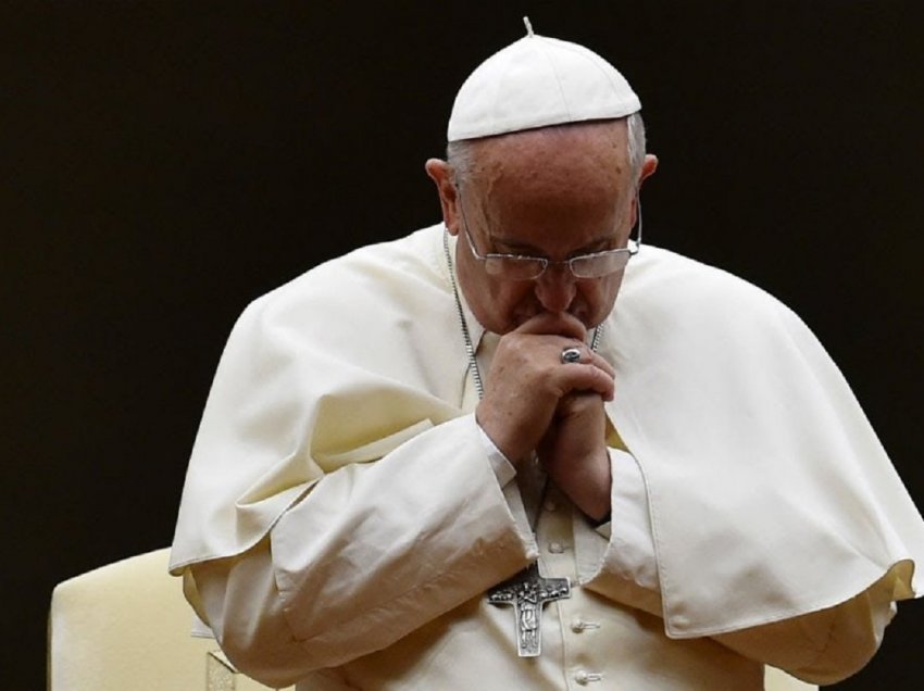 Operohet Papa Françeskut, mjeku: Shkoi mirë, do qëndrojë edhe pesë ditë në spital