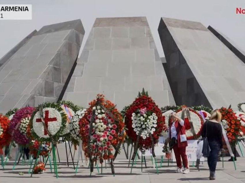 Armenët bëjnë homazhe tek memoriali i viktimave të masakrës së vitit 1915