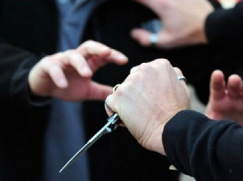 Plagoset me thikë polici gjatë mbylljes së votimit në Fushë Arrëz