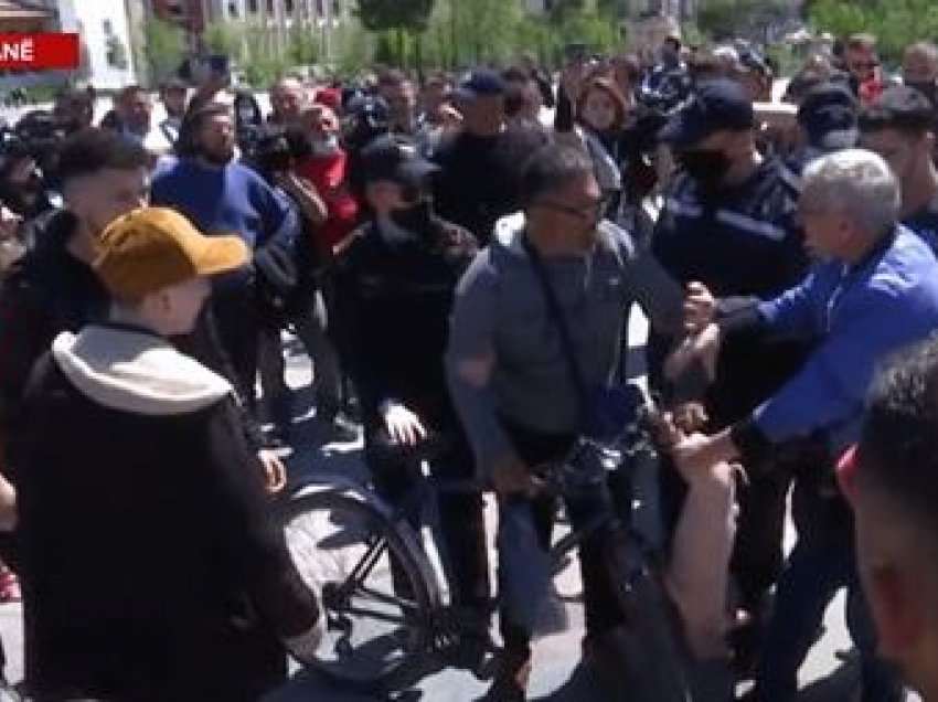 Habit qytetari në mes të sheshit “Skënderbej”, var derrin në biçikletë