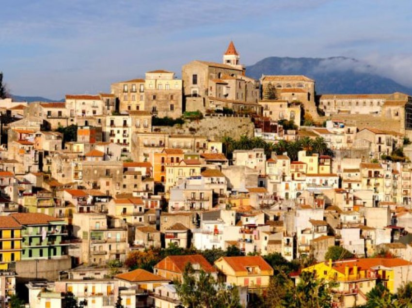 Edhe një qytet italian shet shtëpitë për 1 euro