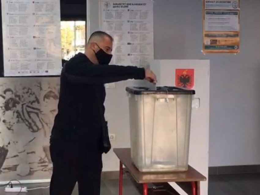 “Jam me COVID-19”, nëna rezulton e infektuar, djali largohet nga komisioni i votimit në Vlorë