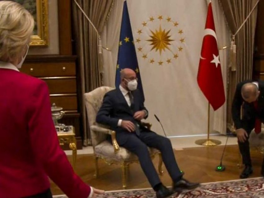 Mbeti në këmbë për një kohë gjatë takimit me Erdoganin, Leyen flet për herë të parë rreth momentit të sikletshëm