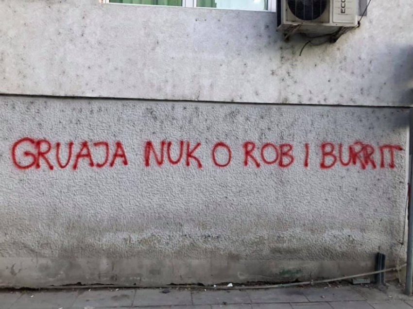 Grafite në Mitrovicë në kundërshtim të shkeljes së të drejtave të grave