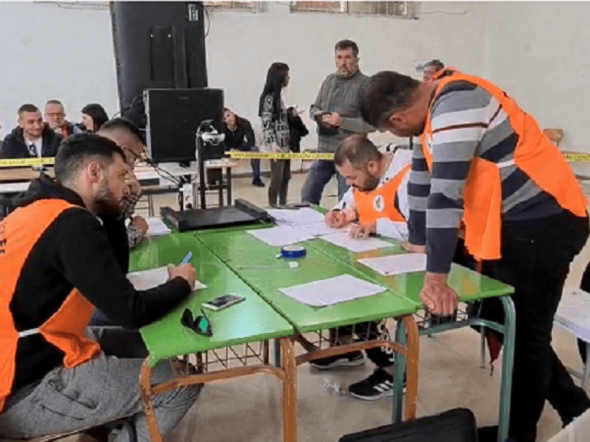 Paqartësi në plotësimin e procesverbalit, ndalon numërimi i kandidatëve në Sarandë