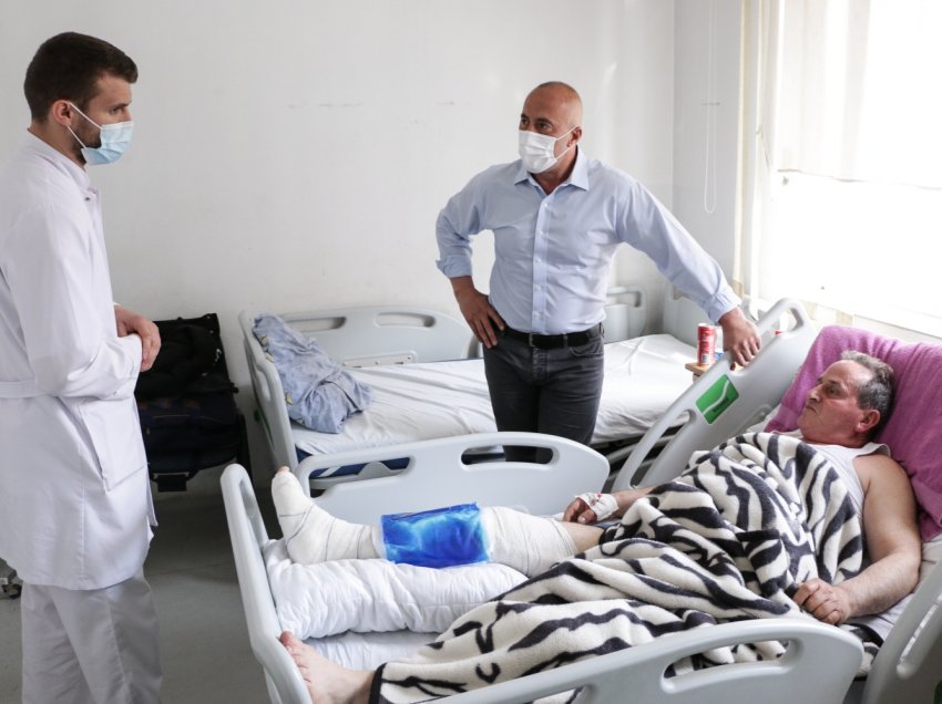 Haradinaj viziton shokun e luftës në spital, i ndan medalje