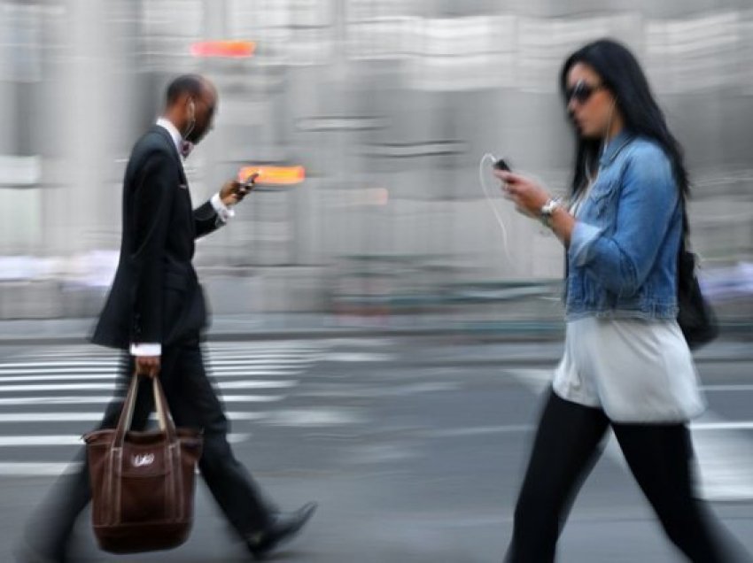 Studim i fundit: Arsyeja pse nuk duhet ta përdorni telefonin në rrugë