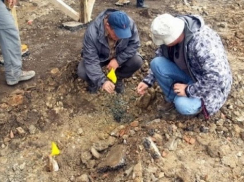 Ishin rrëmbyer 23 vite më parë nga serbët, Osman Osmani dhe Rexhep Rexhepi u gjetën në një varr 20 metra larg nga shtëpia 