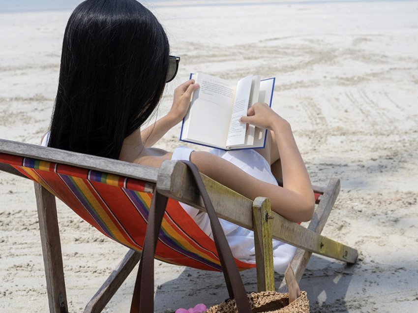 Disa nga librat të cilat duhet t’i lexoni në plazh gjatë verës