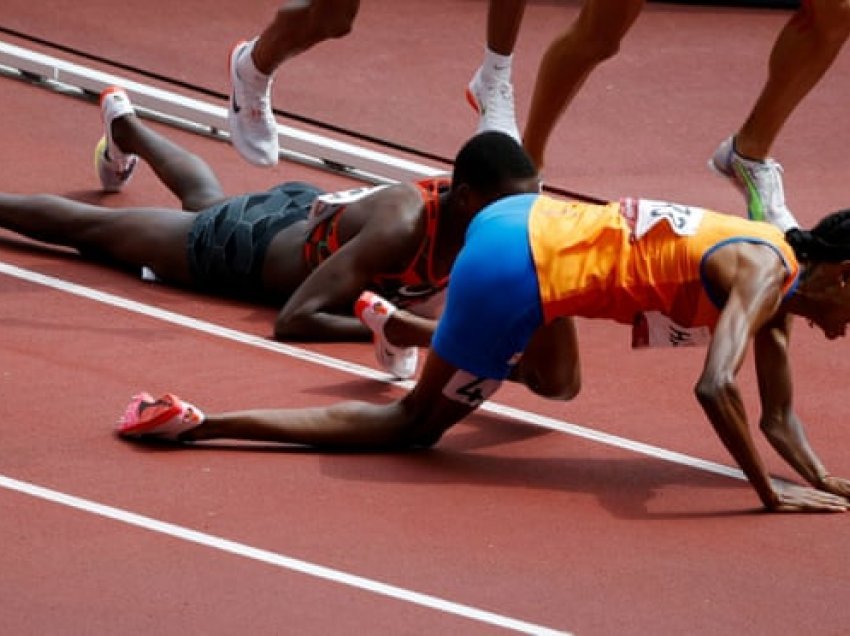 Atletja holandeze rrëzohet në start të garës, por ia del të kualifikohet në gjysmëfinale