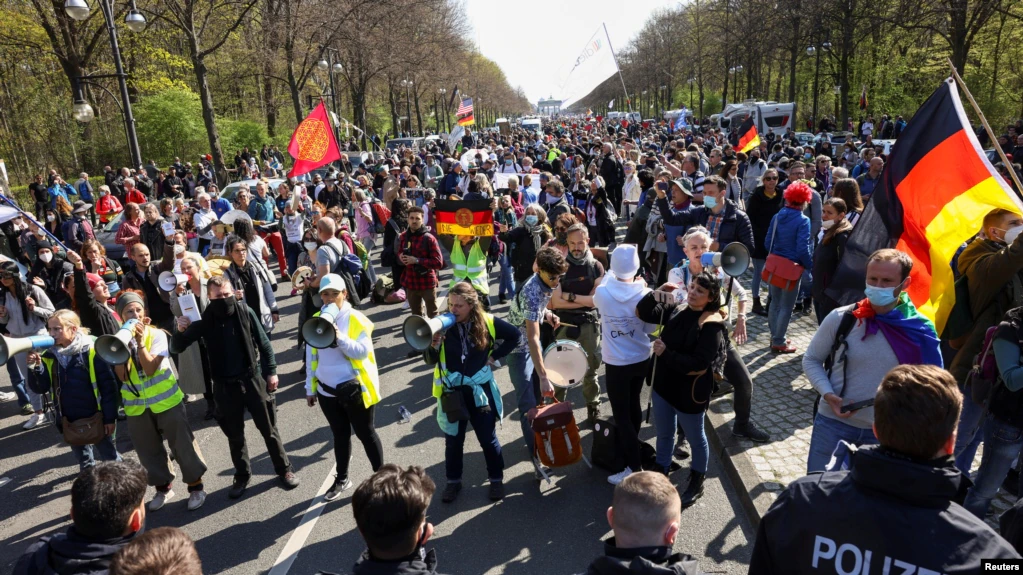 Gjermanët protestojnë kundër kufizimeve për koronavirus