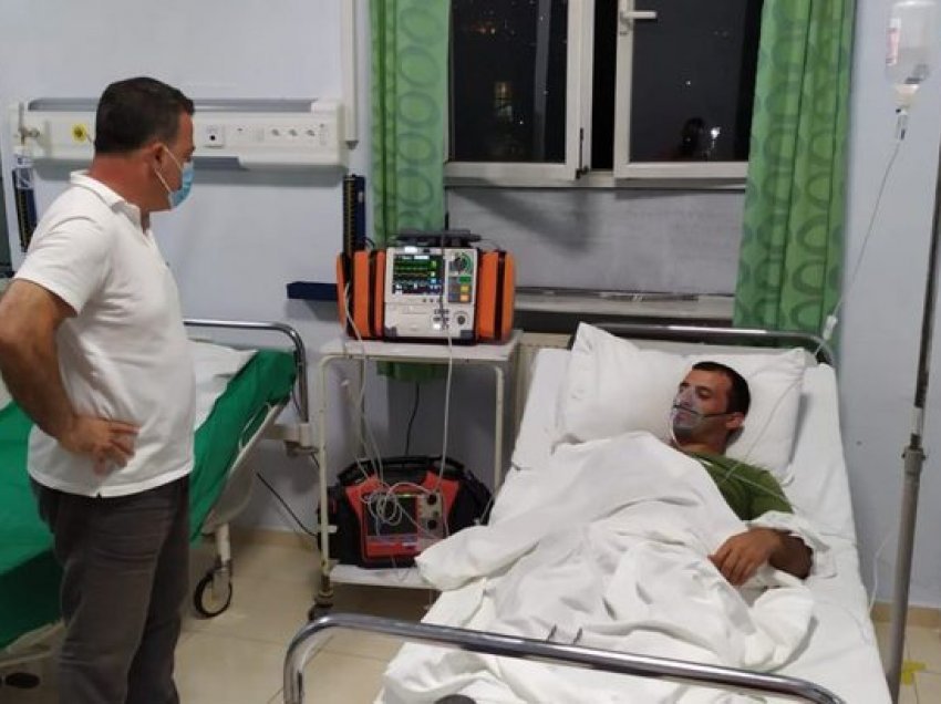 U asfiksua duke shuar flakët, Niko Peleshi viziton në spital ushtarin e Forcave të Armatosura