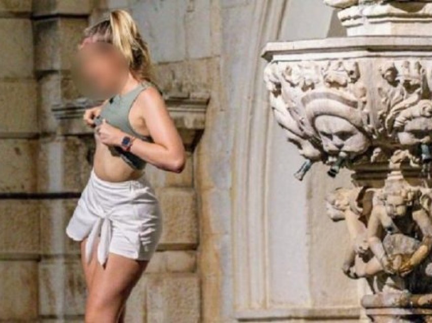 Vajza nga shatërvani në Dubrovnik tregon gjoksin e saj