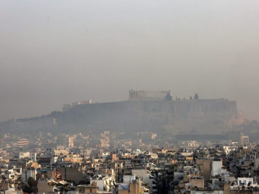 Athina e mbuluar nga tymi, dhjetëra qytetarë përfundojnë në spitale