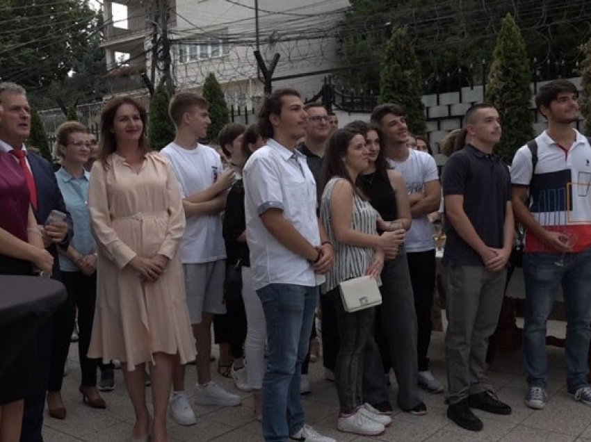 ​75 studentë nga Kosova do të vazhdojnë studimet në Hungari