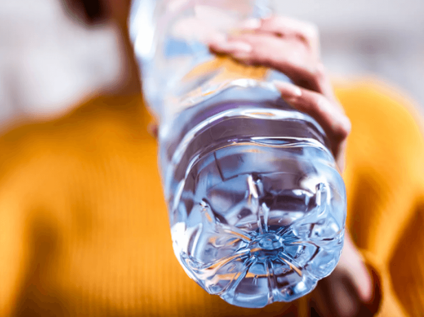 A është gjithmonë uji mënyra më e mirë për t’u hidratuar në ditët e nxehta?
