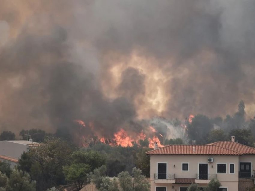 Turqia dhe Greqia vazhdojnë përballjen me zjarret