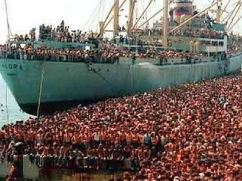 3 dekada nga ikja e anijes “Vlora”/ Zbarkimi i 20 mijë shqiptarëve në brigjet italiane, ngjarja drithëruese e vitit 1991
