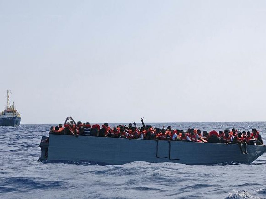 Italia lejon dy anije të shpëtimit me 800 emigrantë të hyjnë në Sicili