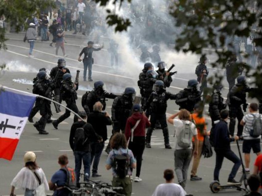 Protesta masive në 150 qytete në Francë, “blindohet” Parisi, jelekverdhët marrin kontrollin e turmave