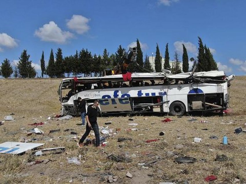 Përmbyset autobusi në Turqi, 15 persona humbin jetën, 17 të plagosur