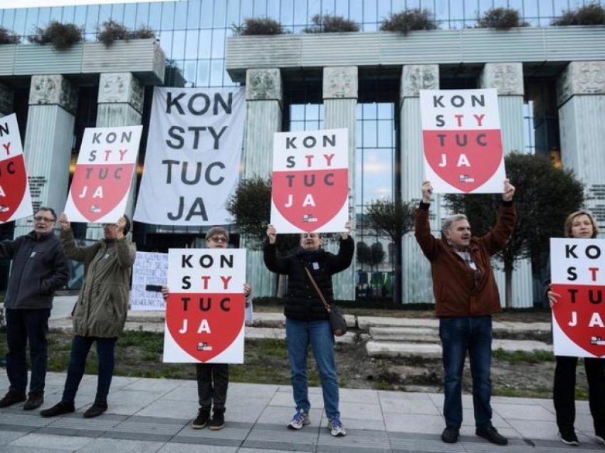 Polonia tërheq ligjin e kontestuar nga BE për reformën në drejtësi