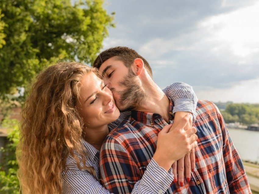 5 gjërat që duhet të dini përpara se t’i dhuroni dikujt një puthje