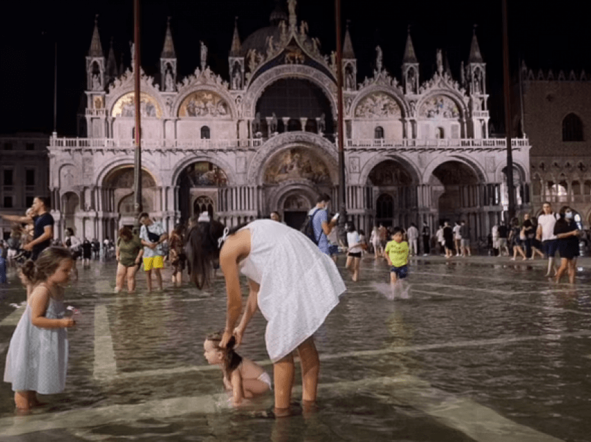 Sheshi i famshëm i Venecias zhytet në ujë pas përmbytjeve të rralla të verës