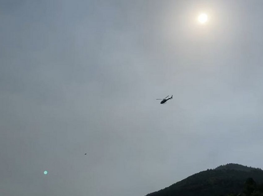 Vijon të djegë vatra e zjarrit në zonën e Thirrës në Mirditë, një helikopter vjen në ndihmë