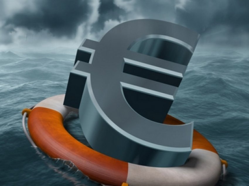 Fluksi i emigrantëve dhe turistëve, euro nuk ndal rënien, po i afrohet 121 lekëve