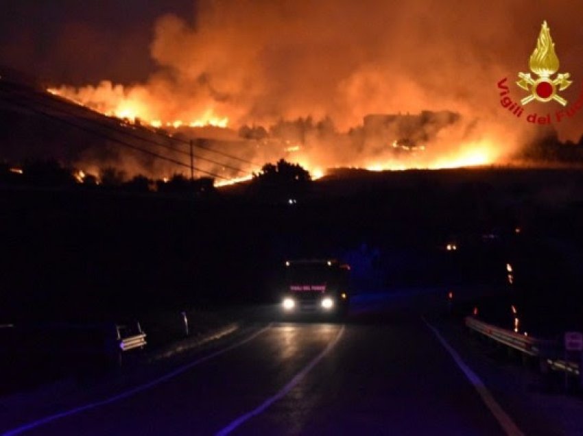 ​Zjarret e egra vërshojnë në jug të Italisë
