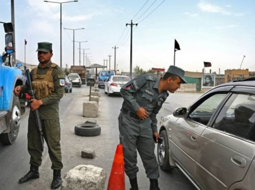 Talibanët hyjnë në kryeqytetin afgan, diplomatët amerikanë evakuohen me helikopter