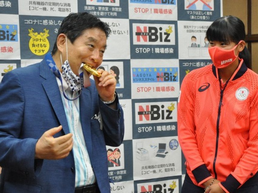 E kafshoi kryetari i bashkisë, sportistja japoneze duhet ta zëvendësojë medaljen e artë