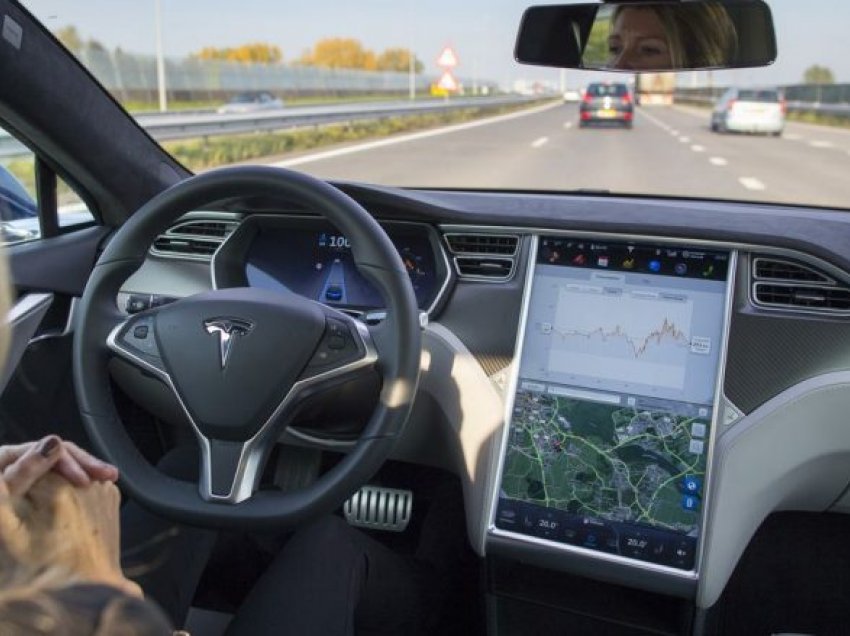 Në rreth 765,000 automjete të Tesla-s, SHBA nis një hetim rreth sistemit Autopilot