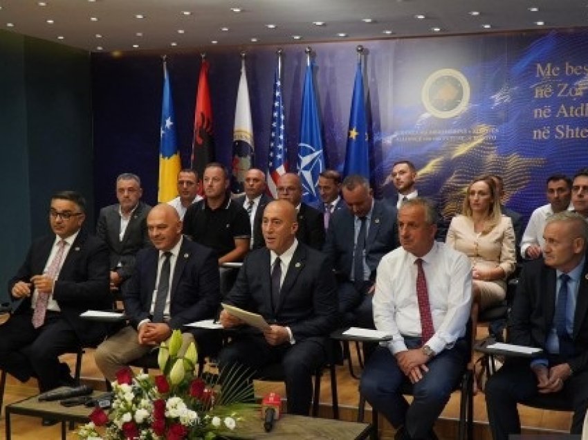 Haradinaj prezanton 21 kandidatët për kryetarë, kritikon Lëvizjen për Arben Vitinë