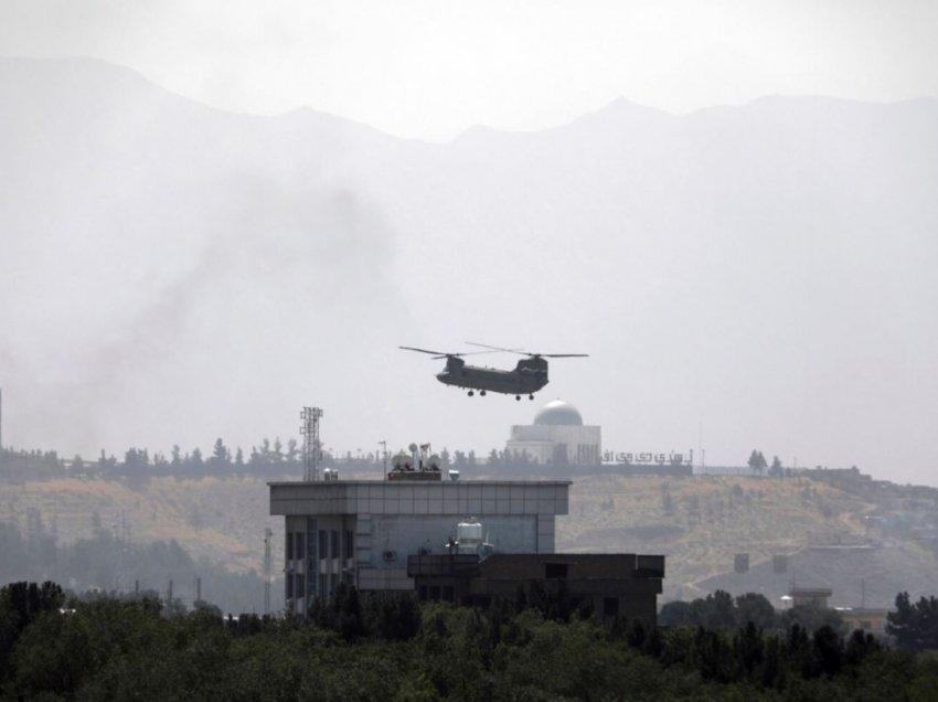 Helikopterët fluturojnë mbi Kabul, raportohet se Kancelarja Merkel do të dërgojë ushtrinë në ndihmë të evakuimit