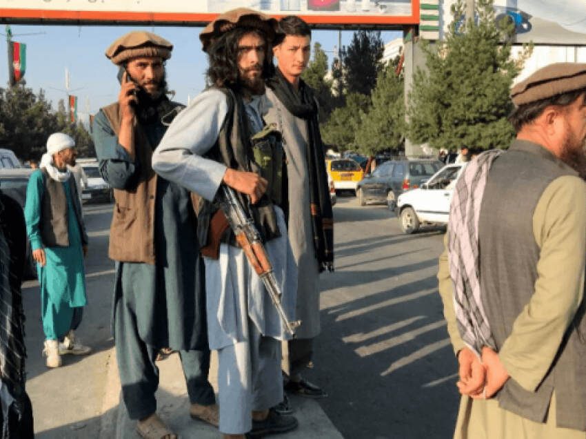 Luftëtarët talebanë po mbledhin armët nga civilët
