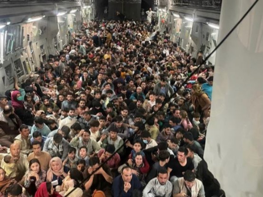 Qindra afganë brenda një avioni amerikan largohen nga Kabuli