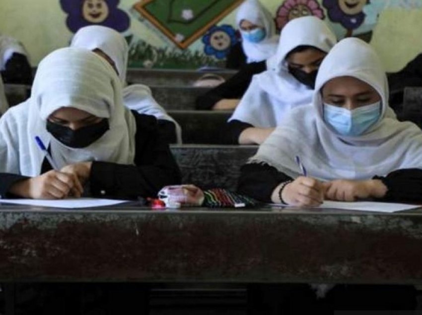 Me frikën se talebanët mund t’i ndalojnë dhe të mbuluara kokë e këmbë, disa vajza në Afganistan rikthehen në shkollë