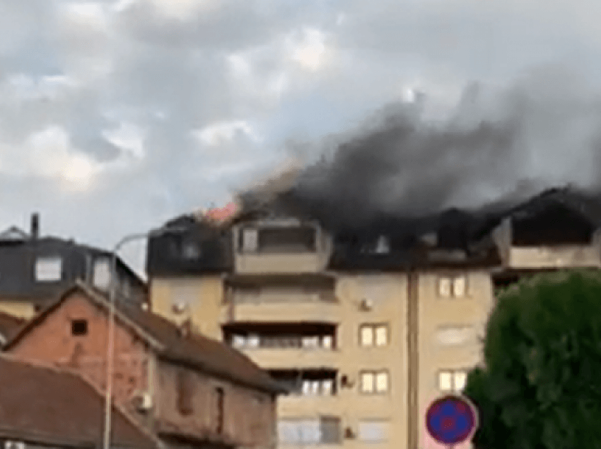 Një ndërtesë përfshihet nga zjarri në Rahovec