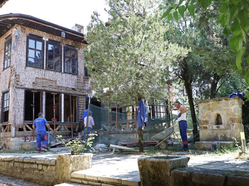 Fillon restaurimi i shtëpisë së familjes në kompleksin e banimit Emingjiku