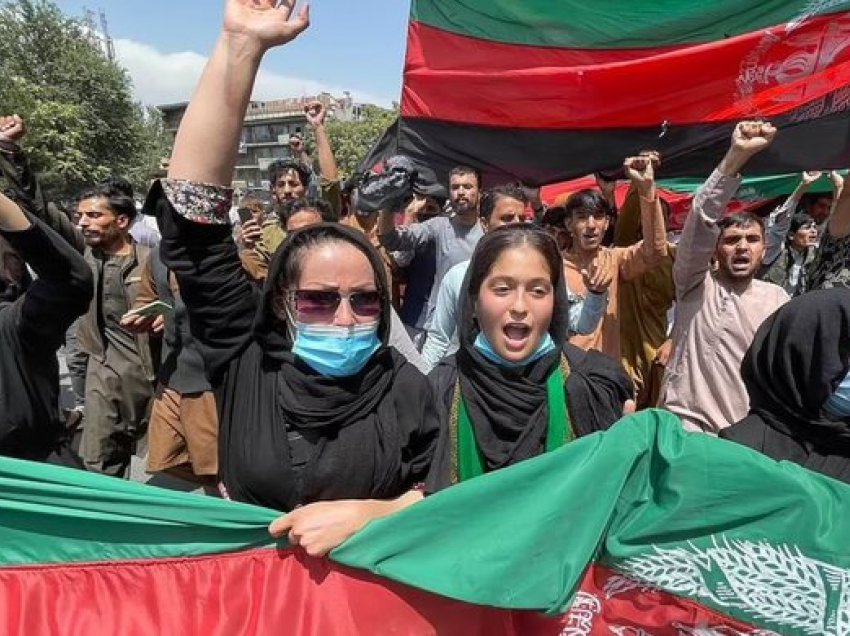 Gratë afgane me flamurin kombëtar udhëheqin protestat ndaj talebanëve 