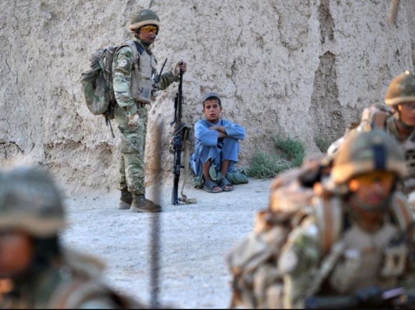 Mes kritikave në rritje, NATO premton të shpejtojë evakuuimet nga Kabuli
